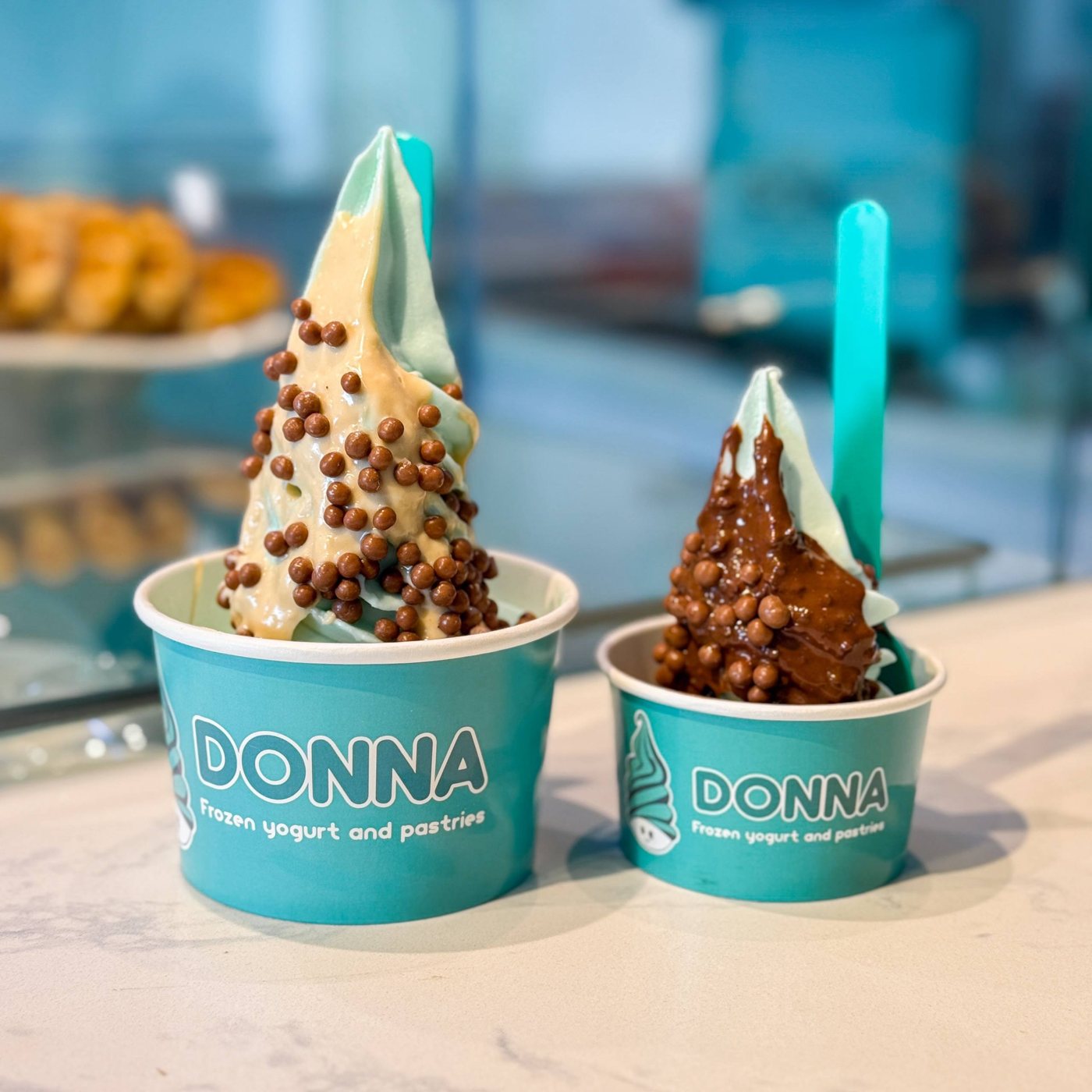 Dua cawan froyo Donna dengan topping coklat