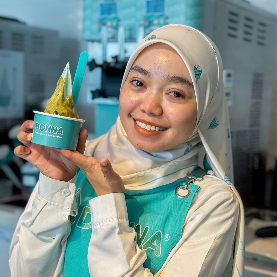 Pelanggan memegang froyo Donna