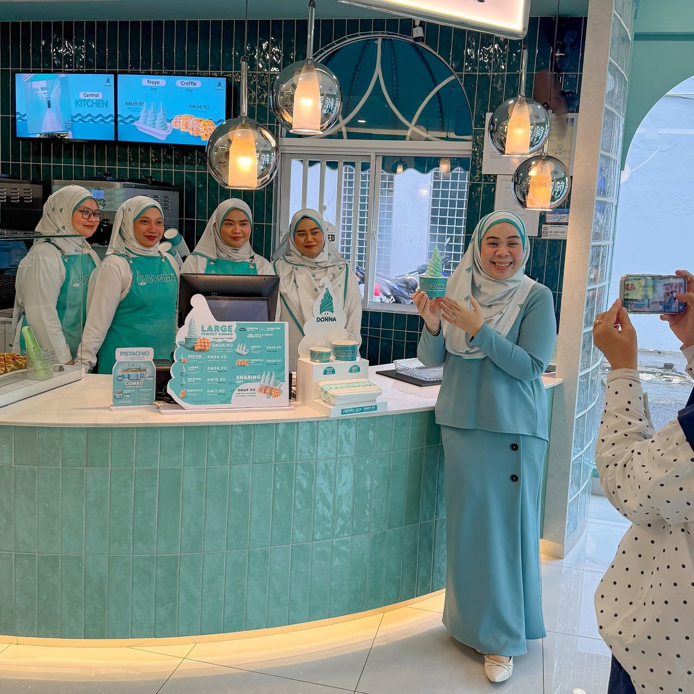 Pasukan Donna di kaunter kedai