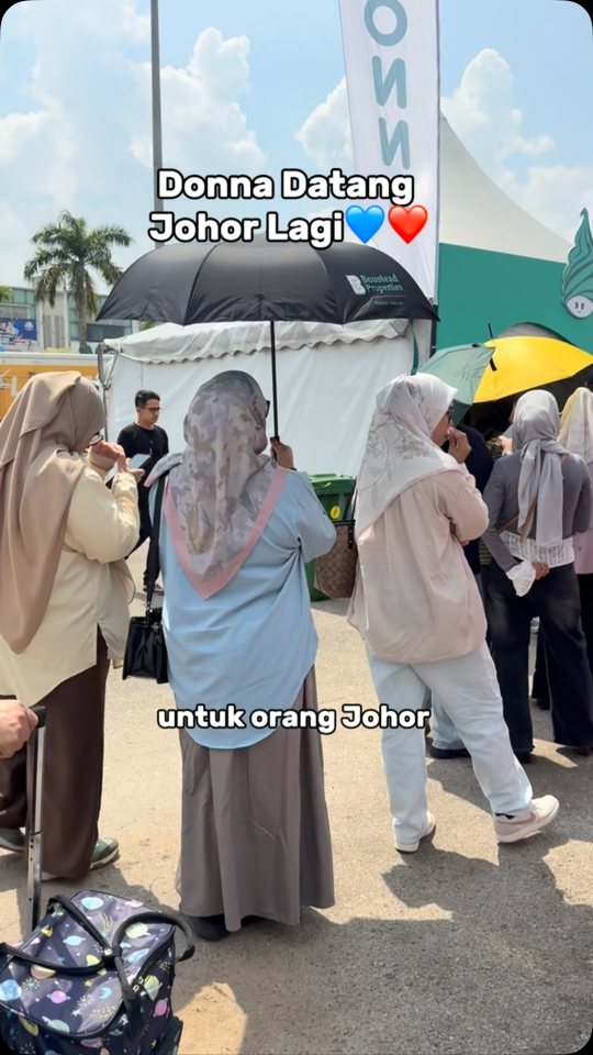 Video TikTok barisan pelanggan Donna